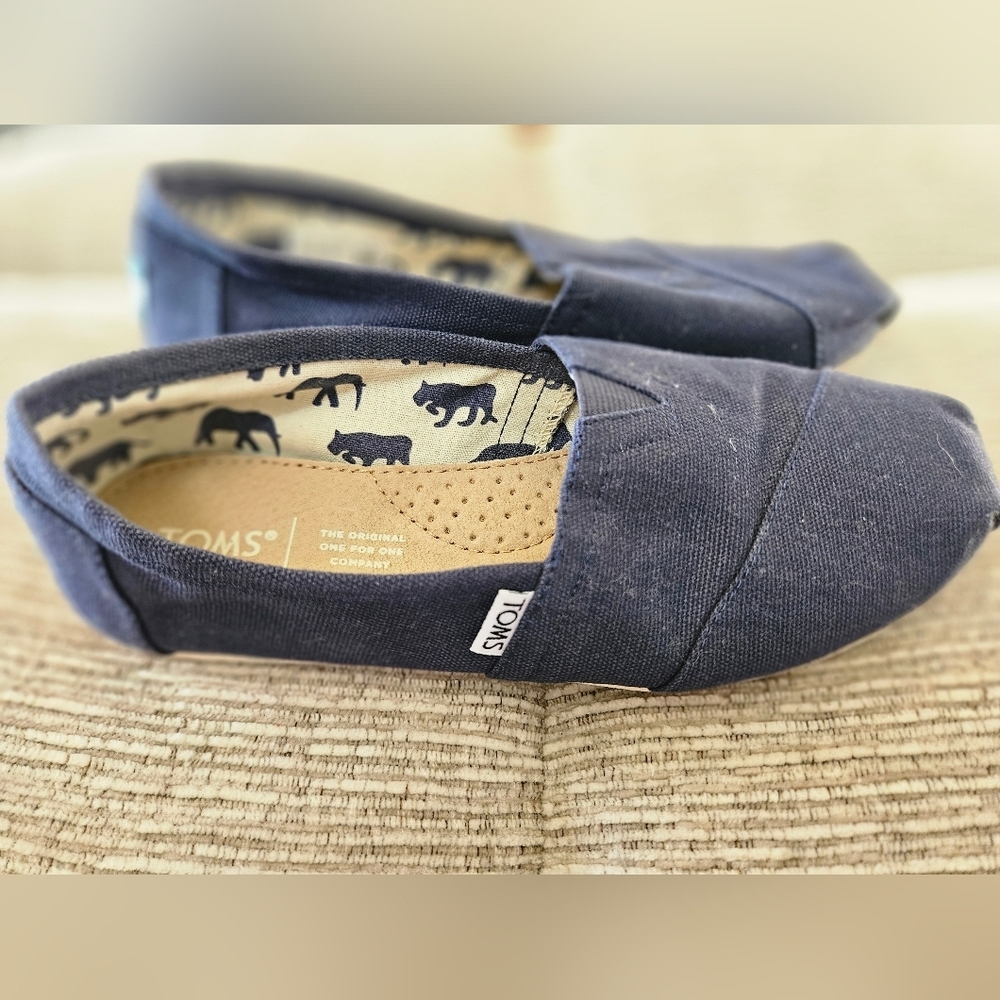 TOMS Navy Canvas Slip-On Shoes – W6.5 – Animal Print Lining